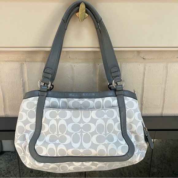 COACH Gray and White Shoulder Bag with classic ‘C’ pattern - Picture 4 of 8